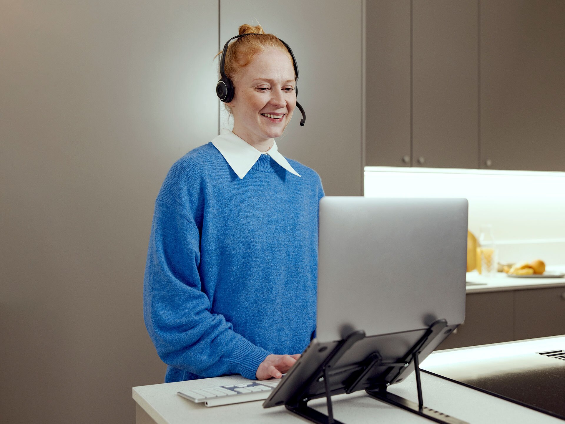orion_orionees_woman-working-remote_2022_0555.jpg